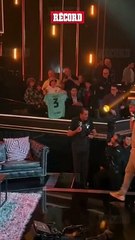 Gerard Piqué se cayó al tratar de firmar una camiseta - BROMA