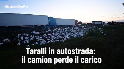 Taralli in autostrada: il camion perde il carico