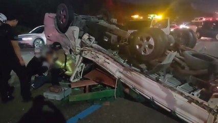 고속도로로 미끄러진 트레일러가 트럭 덮쳐...2명 부상 / YTN