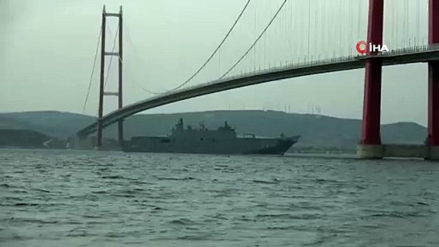 TCG Anadolu est passé sous le pont Çanakkale de 1915