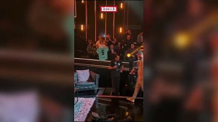 Forma imzalamak isteyen Pique, kendini bir anda yerde buldu