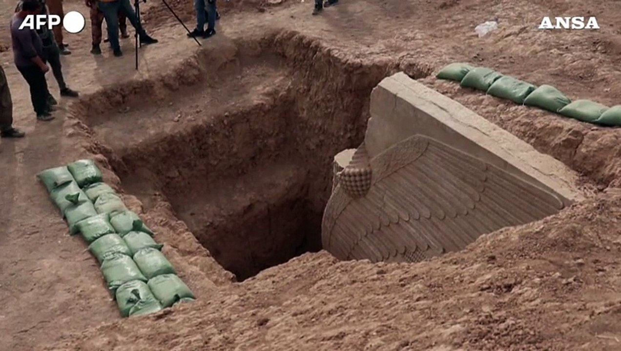 Iraq, riportata alla luce una scultura assira in alabastro di 2.700 anni fa