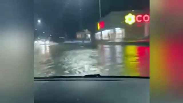 Maltempo a Lucca, strade allagate e disagi alla circolazione