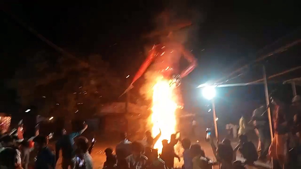 बुराई के प्रतीक रावण के पुतले का जुलूस निकाल कर...