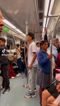 Joven sorprende al cantar 'Tren al sur' y usuarios le dicen: Cuidado con los gallos