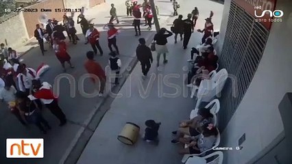 Un poste de luz cae sobre un bailarín de morenada en una entrada folklorica