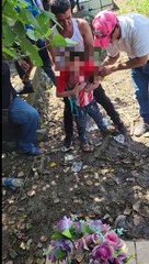 Niño llora la muerte de su padre