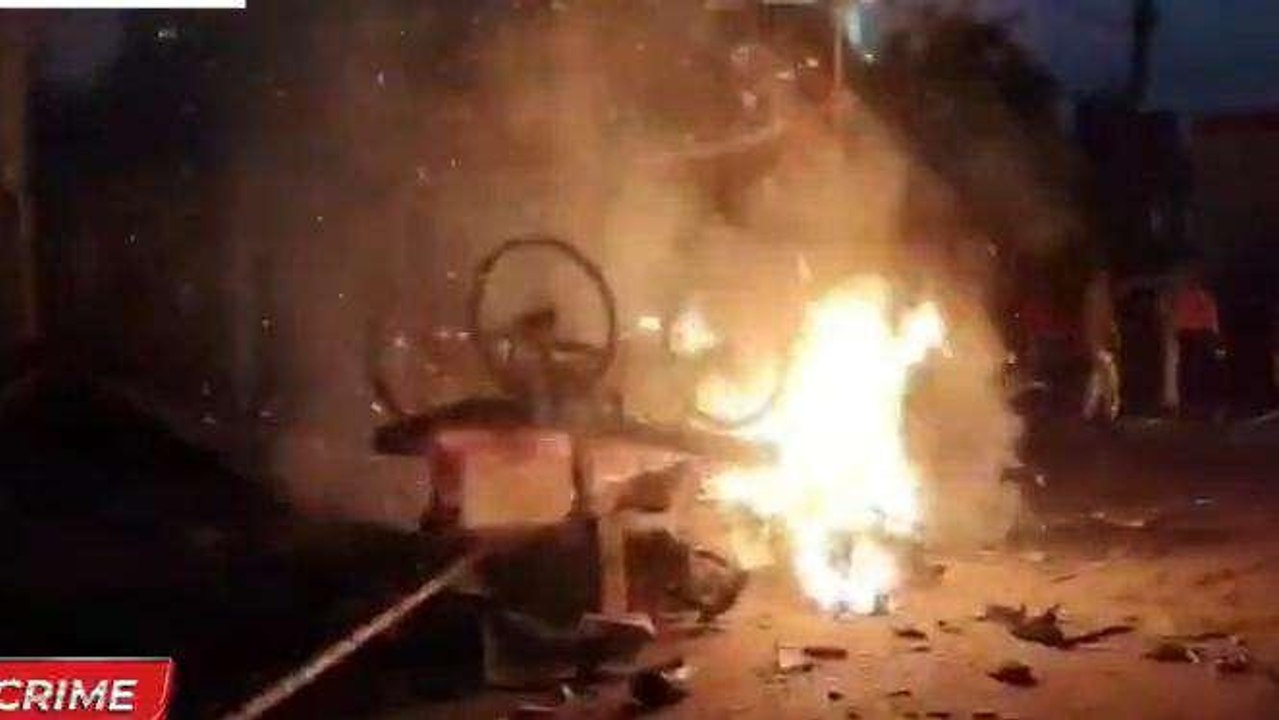 मूर्ति विसर्जन में भयानक झड़प, दो गुटों में चले पत्थर.. लगाई आग, पुलिसकर्मी समेत कई घायल