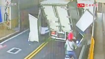 桃市平鎮振興路地下道限高2.5公尺 今發生2起貨車變「卡車」（警方提供）