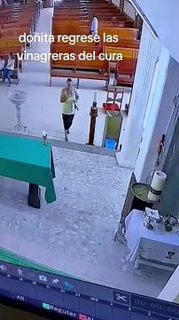 Mujer fue captada robando el vino de consagrar de una iglesia