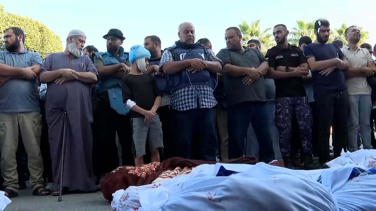 صلاة الجنازة وتشييع عائلة الدحدوح