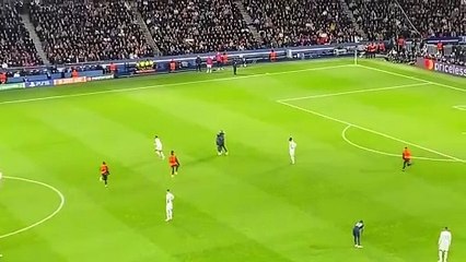 PSG - Milan : Un intrus sur la pelouse vient faire un câlin à Mbappé