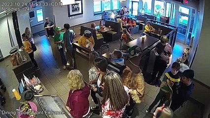 Veado ataca restaurante lotado no Wisconsin