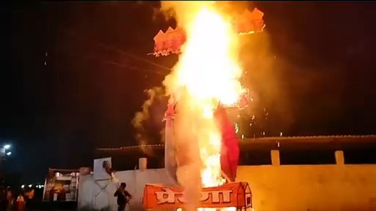 नैनपुर में बुराई के प्रतीक रावण के पुतले का दहन