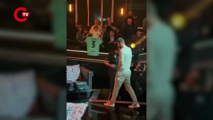 Gerard Pique hayranına imza vermek isterken sahneden düştü!