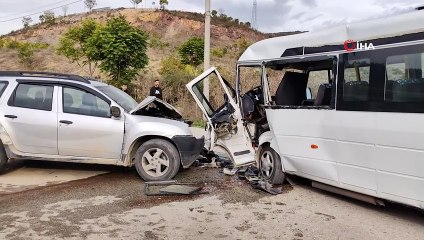 Yolcu dolu minibüs ciple çarpıştı, 11 kişi yaralandı