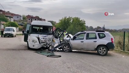 Un minibus rempli de passagers est entré en collision avec une jeep : 11 blessés