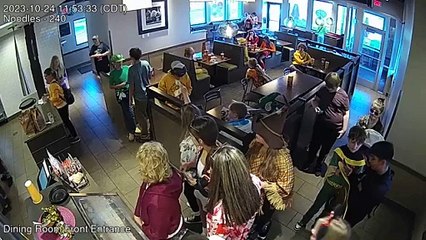 Veado ataca restaurante lotado no Wisconsin