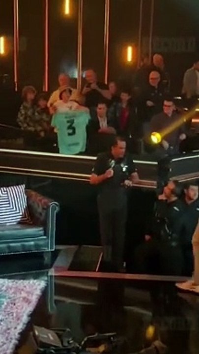 لحظة سقوط بيكيه على المسرح والجمهور: اتركه لشاكيرا