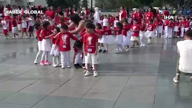 Antalyalı miniklerden Cumhuriyet’in 100’üncü yılına özel koreografi