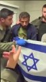 Des soldats israéliens ont forcé deux Palestiniens capturés à scander « Vive Israël » devant le drapeau.