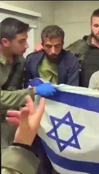 Des soldats israéliens ont forcé deux Palestiniens capturés à scander « Vive Israël » devant le drapeau.