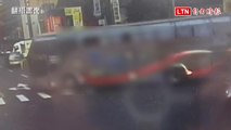 走斑馬線遭右轉遊覽車撞倒 87歲嬤送醫急救(翻攝畫面)