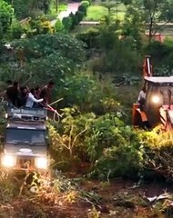 बिबट्याचा गाडीवर हल्ला करताना घ्या सर्कलमध्ये दाखवा. त्याचा व्हिडीओ आहे.