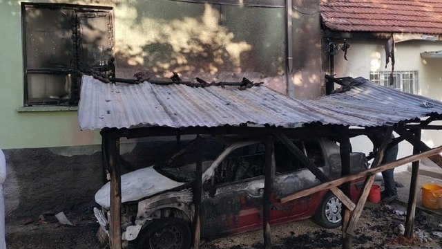 Benzin döküp imamın otomobilini ateşe verdi