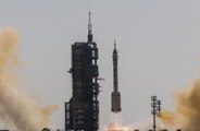 China lanza con éxito a su estación espacial la misión tripulada Shenzhou-17