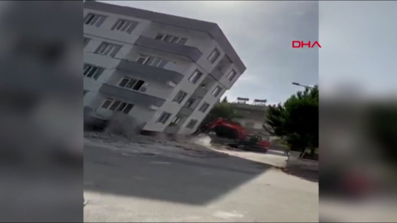 Gaziantep'te 5 katlı bina yıkım sırasında çöktü