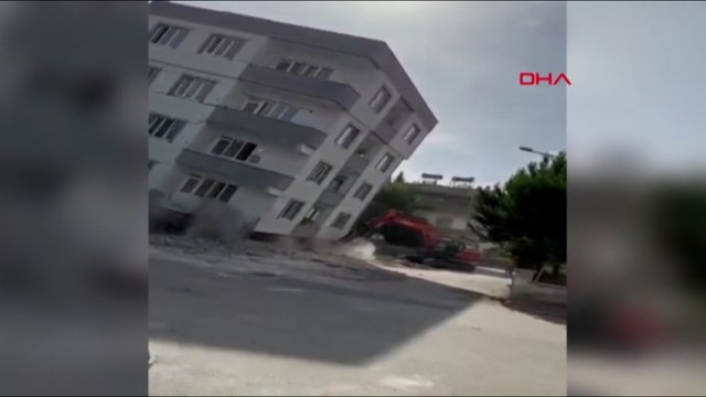 Gaziantep'te 5 katlı bina yıkım sırasında çöktü