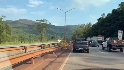 Descargar video: Acidente na BR-040 deixa dois feridos e interdita trânsito na Grande BH