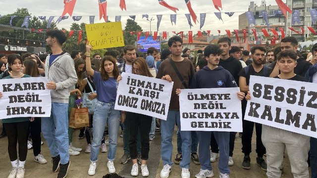 Asansör faciasında ölen Zeren’in arkadaşlarından oturma eylemi
