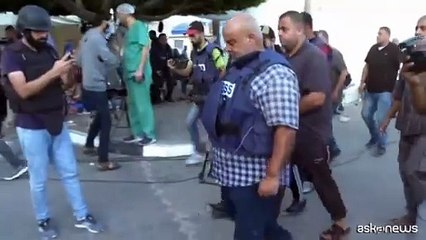 Lo strazio del reporter di Gaza: seppellisce tutta la famiglia