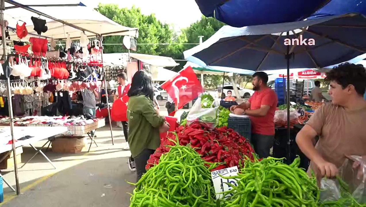 Konyaaltı Belediyesi 100. yıl kutlamaları kapsamında ilçeyi bayraklarla süsledi