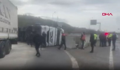 TEM'de tır devrildi, uzun araç kuyrukları oluştu
