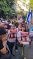 ائلات الأسرى الإسرائيليين في غزة يتظاهرون أمام السفارة المصرية