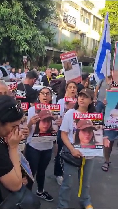 ائلات الأسرى الإسرائيليين في غزة يتظاهرون أمام السفارة المصرية