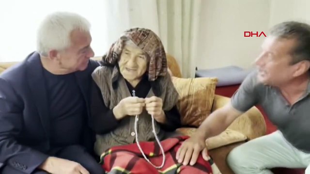 Finike Belediye Başkanı 104 yaşındaki Cumhuriyet Anne'yi ziyaret etti