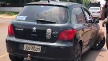 Peugeot capota após colisão na Rua Rio da Paz, em Cascavel