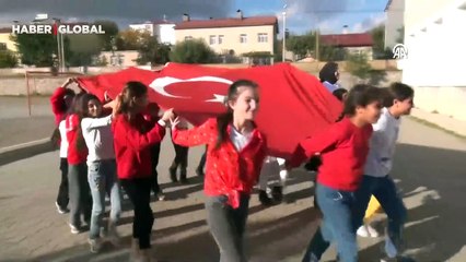 Tatvan'da öğrenciler "100. Yıl" ve "Ay Yıldız" koreografisi oluşturdu