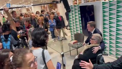 Cientos de personas colapsan El Corte Inglés de Valencia para la firma de libros de Federico