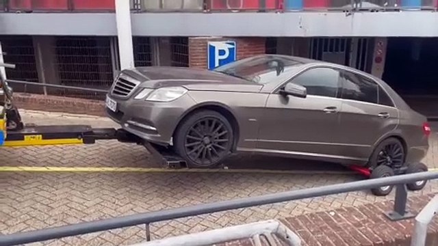 Le remorquage de cette Mercedes va mal tourner... Pauvre voiture