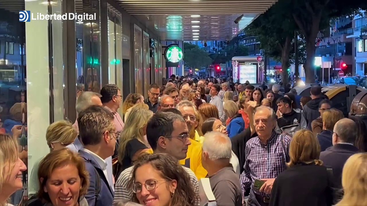 Colas interminables durante dos horas para la firma de libros de Federico en Valencia