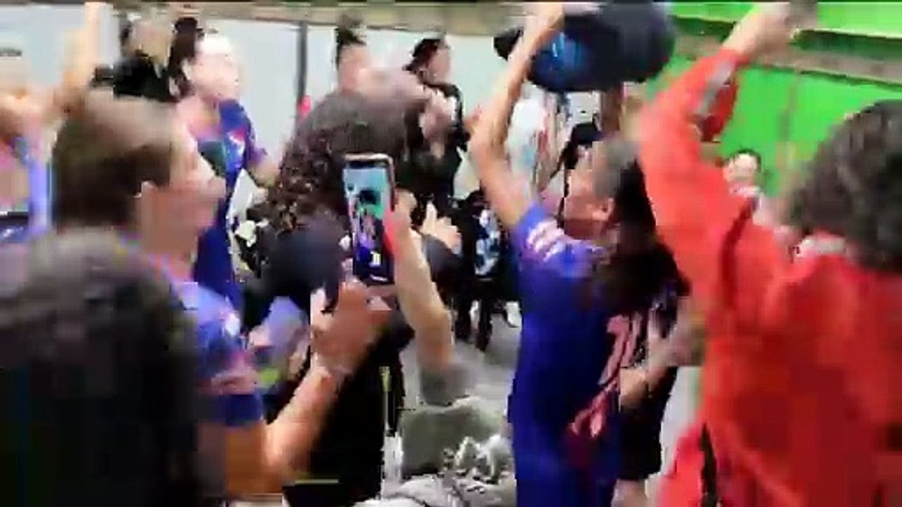 Victoire ou défaite, c'est la fête aux vestiaires entre équipes. #bravo Savigny #grandirEnsemble