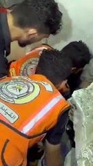 İsrail'in bombaladığı binanın enkazından Gazzeli çocuk sağ çıkartıldı