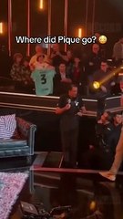 Piqué cade e fa un volo di due metri