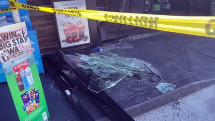 Car smashes into Kelso BP next to Carl's Jr.