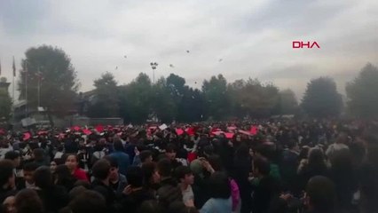 8 BİN 100 LİSELİNİN KATILDIĞI 'TÜRK BAYRAĞI' KOREOGRAFİSİ YAPILAMADI, ÖĞRENCİLER DURUMA TEPKİ GÖSTERDİ